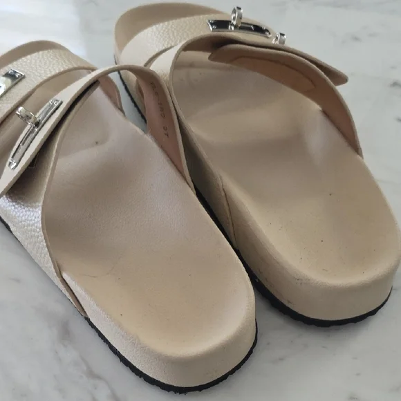 Elegant Cream Sandals with Silver Accents - Picture 6 of 7